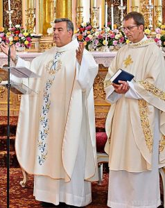 Pater Jakob Zarzycki und Dekan Dr. Wolfgang Schneider feierten gemeinsam den Gottesdienst. −Foto: Hampel