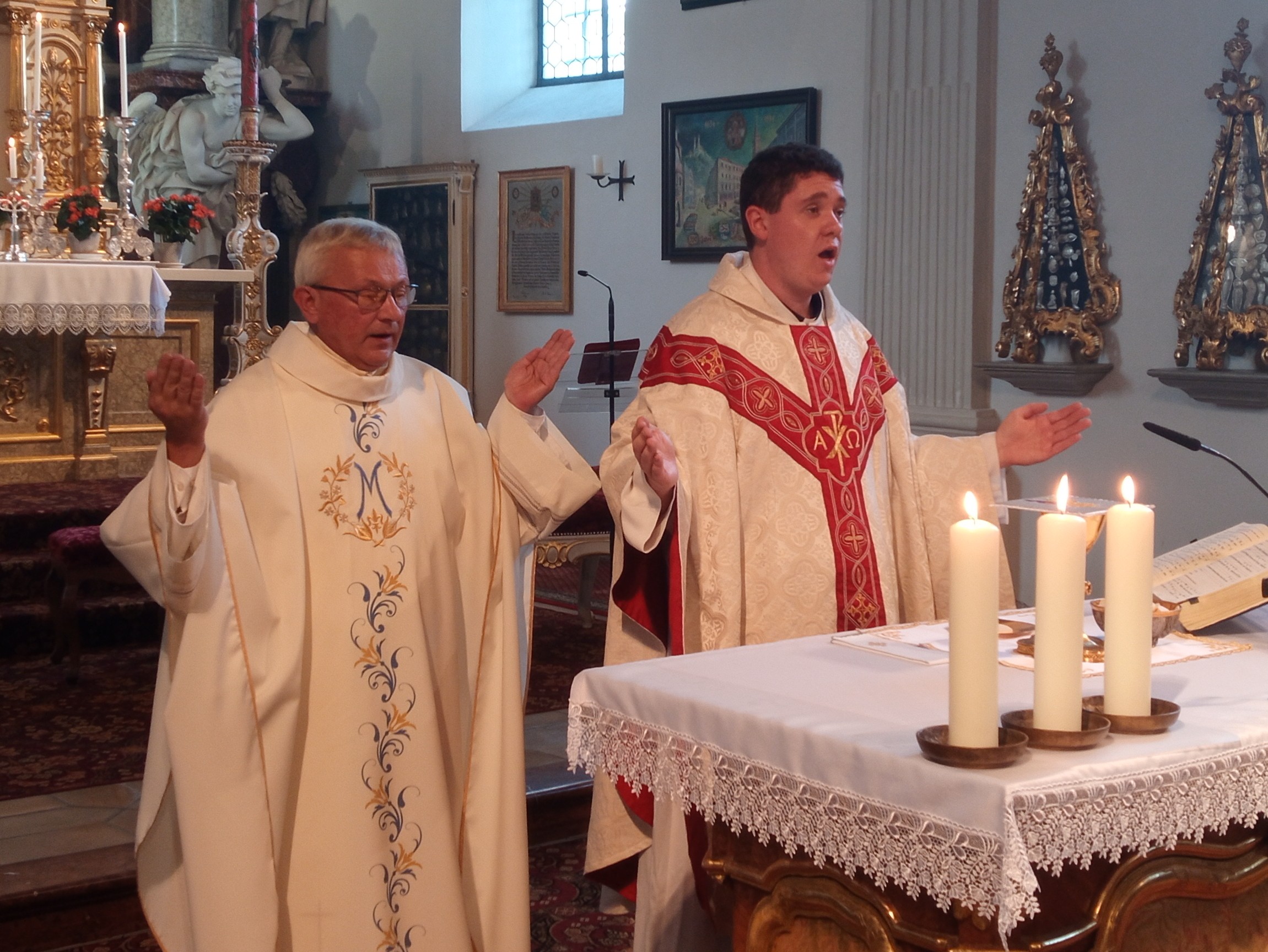 Pater Dariusz Michalczyk und der 27-jährige Hauptzelebrant Tobias Asbeck bei der Messe (F.: Edbauer)